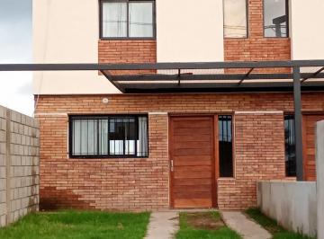 Casa · 150m² · 5 Ambientes · 2 Cocheras · Duplex 2 Dorm en Venta Valle Cercano