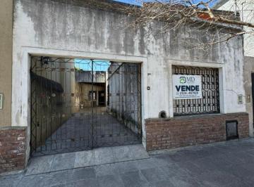 Casa · 213m² · 4 Ambientes · 1 Cochera · Casa en Calle 45 (16 y 18)