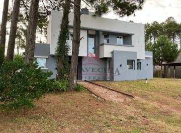 Casa · 250m² · 5 Ambientes · 1 Cochera · Casa Nayades
