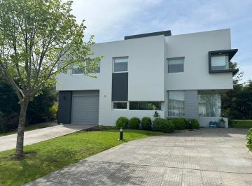 Casa · 280m² · 4 Dormitorios · 2 Cocheras · Chalet en Arenas del Sur