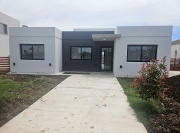 Casa · 188m² · 5 Ambientes · Casa en Venta en Santa Elisa 5 Ambientes con Piscina, Pilar del Este, Pilar