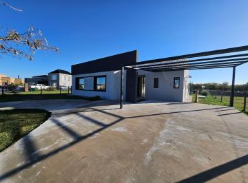 Casa · 140m² · 5 Ambientes · 3 Cocheras · Casa en Venta y Alquiler, 5 Ambientes, San Sebastian Area 9, Apto Credito