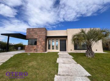 Casa · 200m² · 4 Ambientes · 5 Cocheras · Casa a Estrenar en Horizontes Al Sur