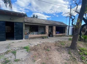 Casa · 112m² · 3 Ambientes · 1 Cochera · Venta de Casa a Reciclar con Patio Grande en Soldini