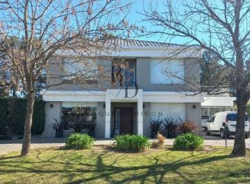 Casa · 350m² · 6 Ambientes · 2 Cocheras · Casa en Los Jazmines