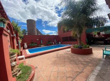 Casa · 230m² · 3 Dormitorios · 3 Cocheras · Venta Casa 3 Dorm. con Pileta B° Santa Rita Carlos Paz