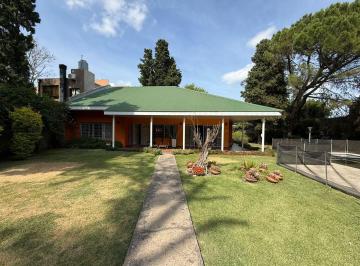 Casa · 221m² · 4 Ambientes · 1 Cochera · Casa en Venta Burzaco con Quincho y Piscina!