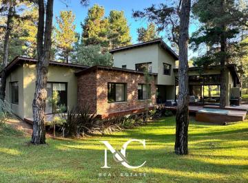 Casa · 216m² · 6 Ambientes · 1 Cochera · Casa en Venta en Costa Esmeralda Doble Lote