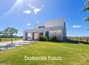 Casa · 246m² · 6 Ambientes · 6 Cocheras · Casa en Amarras de 6 Ambientes en Venta Al Lago Central