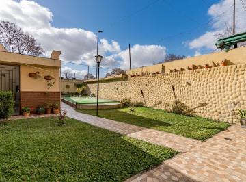 Casa · 241m² · 6 Ambientes · 1 Cochera · Casa de 3 Dorm. con Pileta y Cochera