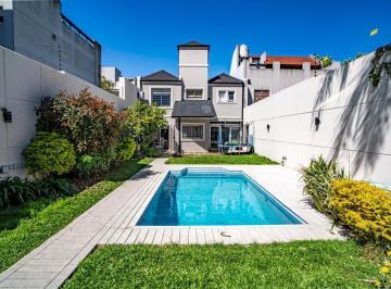 Casa · 224m² · 5 Ambientes · 2 Cocheras · Moderno Chalet con 3 Dorm., Escritorio, Piscina y Quincho en Lomas Oeste.