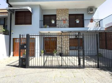 Casa de 5 ambientes, Quilmes · Casa 4 Ambientes con Quincho y Pileta – Excelente Ubicación