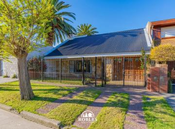 Casa · 181m² · 4 Ambientes · Chalet en El Entorno del Barrio Parque Luro