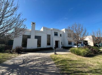 Casa · 309m² · 9 Ambientes · 2 Cocheras · Casa 5 Habitaciones, Quincho Techado y Piscina