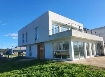Casa · 240m² · 4 Ambientes · 2 Cocheras · Casa en Tierras del Mar