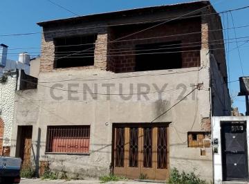 Casa · 120m² · 4 Ambientes · 1 Cochera · Gran Potencial de Desarrollo | Dos PH + Lote con Espacio Para Nuevas Unidades