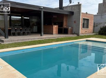 Casa · 80m² · 3 Ambientes · Alquiler Temporario en Funes - 2 Dorm.