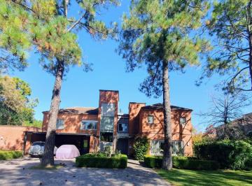 Casa de 8 ambientes, Pilar · Moderna Casa en Venta - Mayling Club de Campo