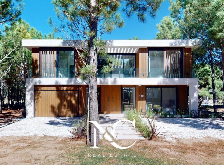 Casa · 292m² · 6 Ambientes · 1 Cochera