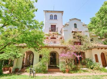 Casa · 568m² · 7 Ambientes · 2 Cocheras · "La Querencia" del Arq. Martín Noel - Casa Estilo Colonial en Olivos, de Vias a Libertador!