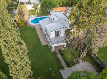 Casa · 178m² · 4 Ambientes · 2 Cocheras · En Venta - Casa de 3 Dorm. con 1.088 m² de Terreno - Funes