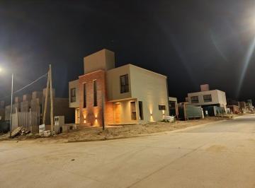 Casa · 85m² · 4 Ambientes · 1 Cochera · Casa en Docta Boulevard