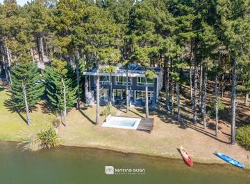 Casa · 226m² · 5 Ambientes · 4 Cocheras · Venta - Casa 5 Ambientes Frente Al Lago - Villarobles