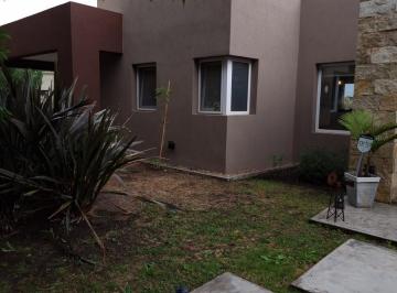 Casa · 152m² · 3 Ambientes · 4 Cocheras · Impecable Casa en Barrio Cerrado Haras San Pablo, Sobre Lote Interno.
