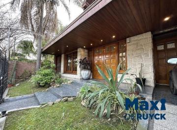 Casa · 370m² · 5 Ambientes · 7 Cocheras · Chalet de Categoría en Barrio Parque Calchaquí
