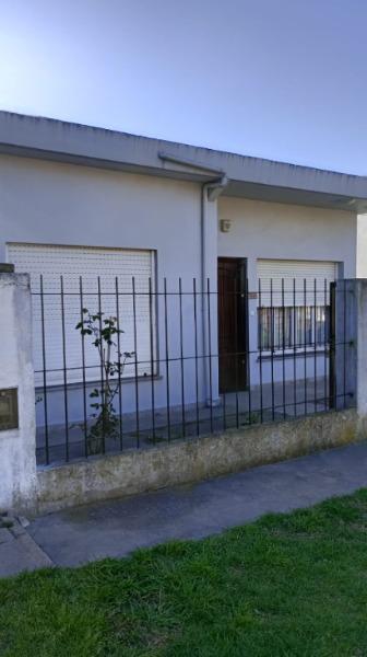 Propiedad en block, ideal para dos familias o para renta. Se trata de un inmueble de tres ambientes al frente con entrada de auto independiente, a continuación un departamento de dos ambientes y por ultimo otra unidad a mejorar de tres ambientes con baño