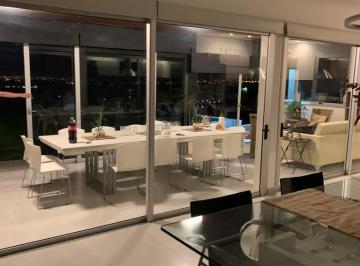 DESARROLLADA EN DOS PLANTAS
Living Comedor con hogar, amplias ventanas, muy lu · Importante Propiedad en La Rufina