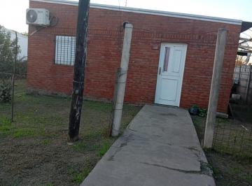 Casa · 90m² · 3 Ambientes · 1 Cochera · Casa con Gran Terreno Barrio Scarafia