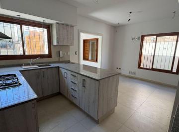 Casa · 81m² · 3 Ambientes · 1 Cochera · Casa en Temperley