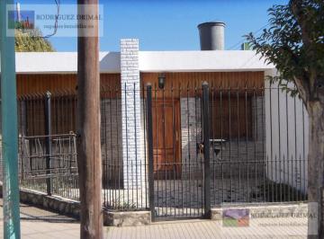 Casa · 156m² · 3 Ambientes · 1 Cochera · Casa con Cochera en Buena Ubicacion! Retasada!
