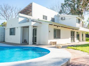 Casa · 142m² · 8 Ambientes · 2 Cocheras · Casa de 3 Dorm. con Pileta, Parrilla y Cochera en Funes