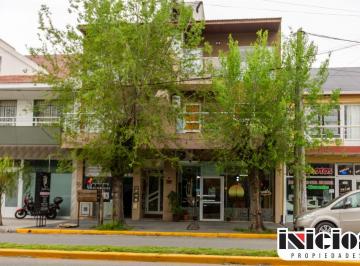 Este nuevo y elegante departamento en el primer piso cuenta con tres ambientes,  · Departamento: Diag. Rivadavia Nº 254 E/ Carreras y Lebensohn - Mar de Ajó - C242