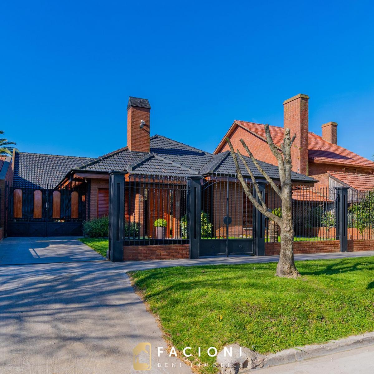 Chalet 5 amb, 350m² con piscina y quincho — Caisamar
