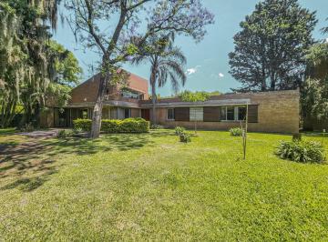 Casa · 195m² · 5 Ambientes · 4 Cocheras · Casa Quinta de 3 Dorm. con Amplio Jardín en Funes