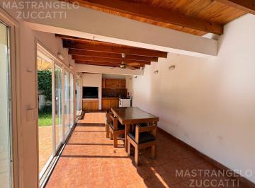 Casa · 220m² · 4 Ambientes · 2 Cocheras · Casa en Banfield Este