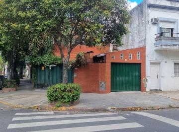 Casa · 137m² · 3 Ambientes · 3 Cocheras · Casa en Esquina en Venta!