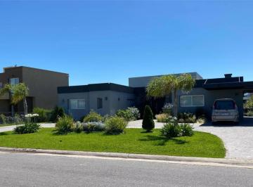 Casa · 240m² · 5 Ambientes · 3 Cocheras · Alquiler Anual Casa Haras Santa Maria - Cuan Propiedades