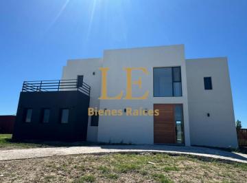 Casa · 217m² · 5 Ambientes · 4 Cocheras · Venta de Casa en San Sebastian
