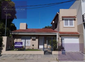 Casa · 111m² · 5 Ambientes · 1 Cochera · Casa en Centro de Lujan