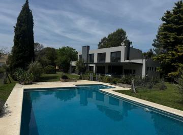 Casa · 150m² · 4 Ambientes · 4 Cocheras · Casa 4 Ambientes, Jardin, Pileta, Barrio El Nacional!