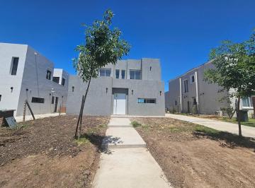 Casa · 160m² · 5 Ambientes · 3 Cocheras · Casa en Venta en Santa Lucia, Pilar del Este, Pilar