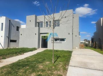 Casa · 160m² · 5 Ambientes · 3 Cocheras · Casa en Venta en Santa Lucia, Pilar del Este, Pilar