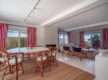 Casa · 200m² · 4 Dormitorios · 1 Cochera · Casa en Alquiler de 4 Dorm. en Jose Ignacio a 2 Cuadras del Mar