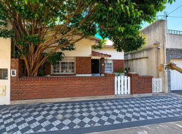 Casa · 91m² · 3 Ambientes · 1 Cochera · En Venta en Caseros Casa de 3 Ambientes Al Frente Ubicacion Centrica F: 10648