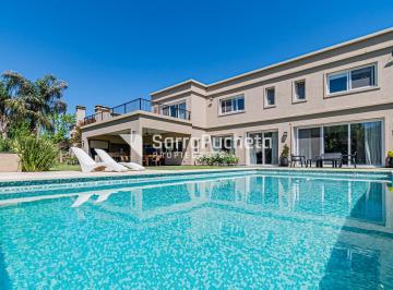 Casa · 311m² · 5 Ambientes · 6 Cocheras · Venta Casa 5 Ambientes con Amplio Jardin y Piscina en Terravista.