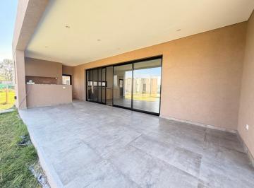 Casa · 159m² · 4 Ambientes · 6 Cocheras · Casa a La Venta en Una Planta Sobre Lote Central en Santo Tomas